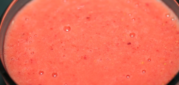 Opskrift på spændende smoothie med jordbær og mango.