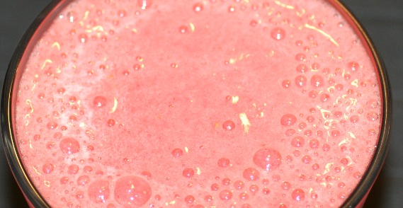 En enkel opskrift på smoothie med jordbær